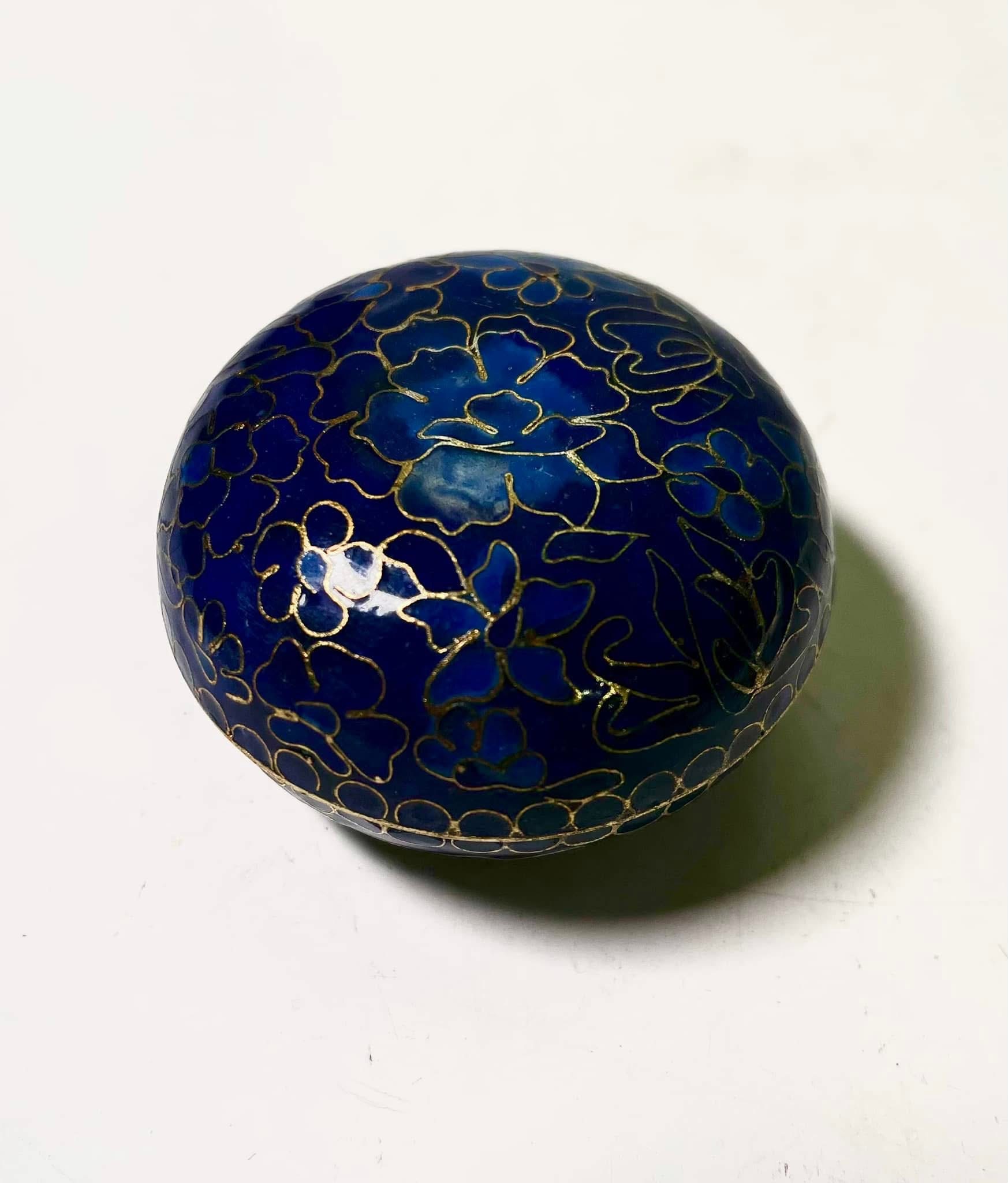 中國七寶燒景泰藍銅胎琺瑯金彩藍釉花卉雕刻香盒– 花囪FA CUNG 中國七寶燒景泰藍銅胎琺瑯金彩藍釉花卉雕刻香盒– 花囪FA CUNG