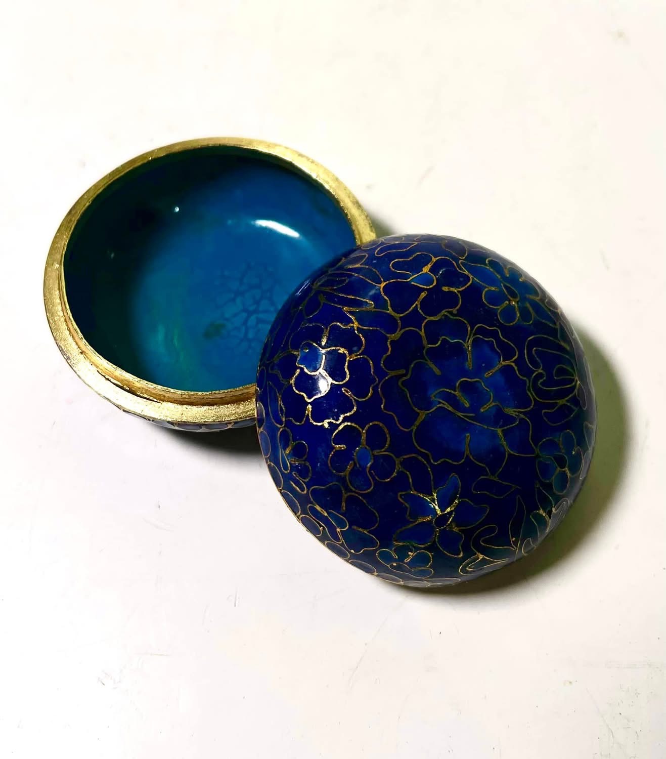 中國七寶燒景泰藍銅胎琺瑯金彩藍釉花卉雕刻香盒– 花囪FA CUNG 中國七寶燒景泰藍銅胎琺瑯金彩藍釉花卉雕刻香盒– 花囪FA CUNG
