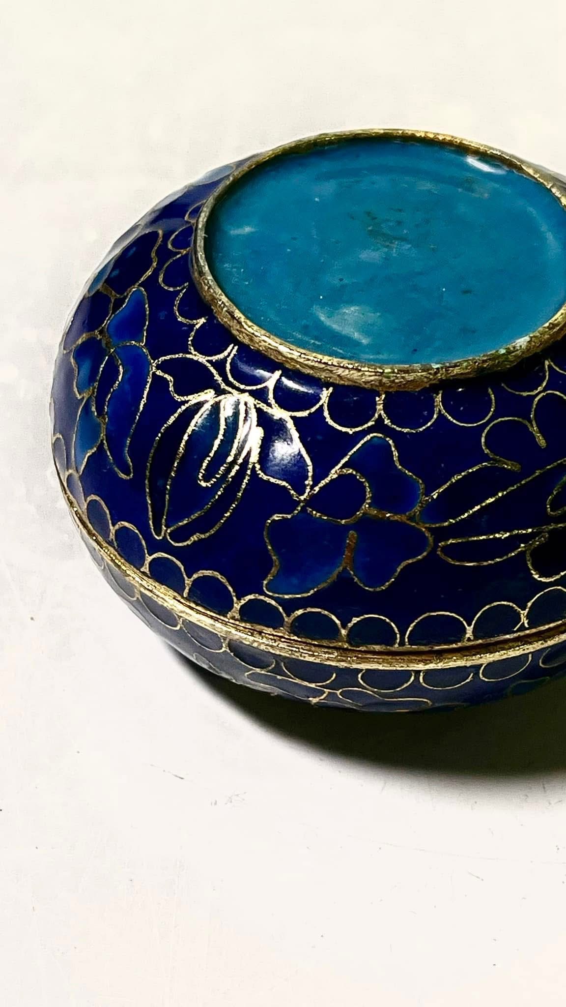 中國七寶燒景泰藍銅胎琺瑯金彩藍釉花卉雕刻香盒– 花囪FA CUNG 中國七寶燒景泰藍銅胎琺瑯金彩藍釉花卉雕刻香盒– 花囪FA CUNG