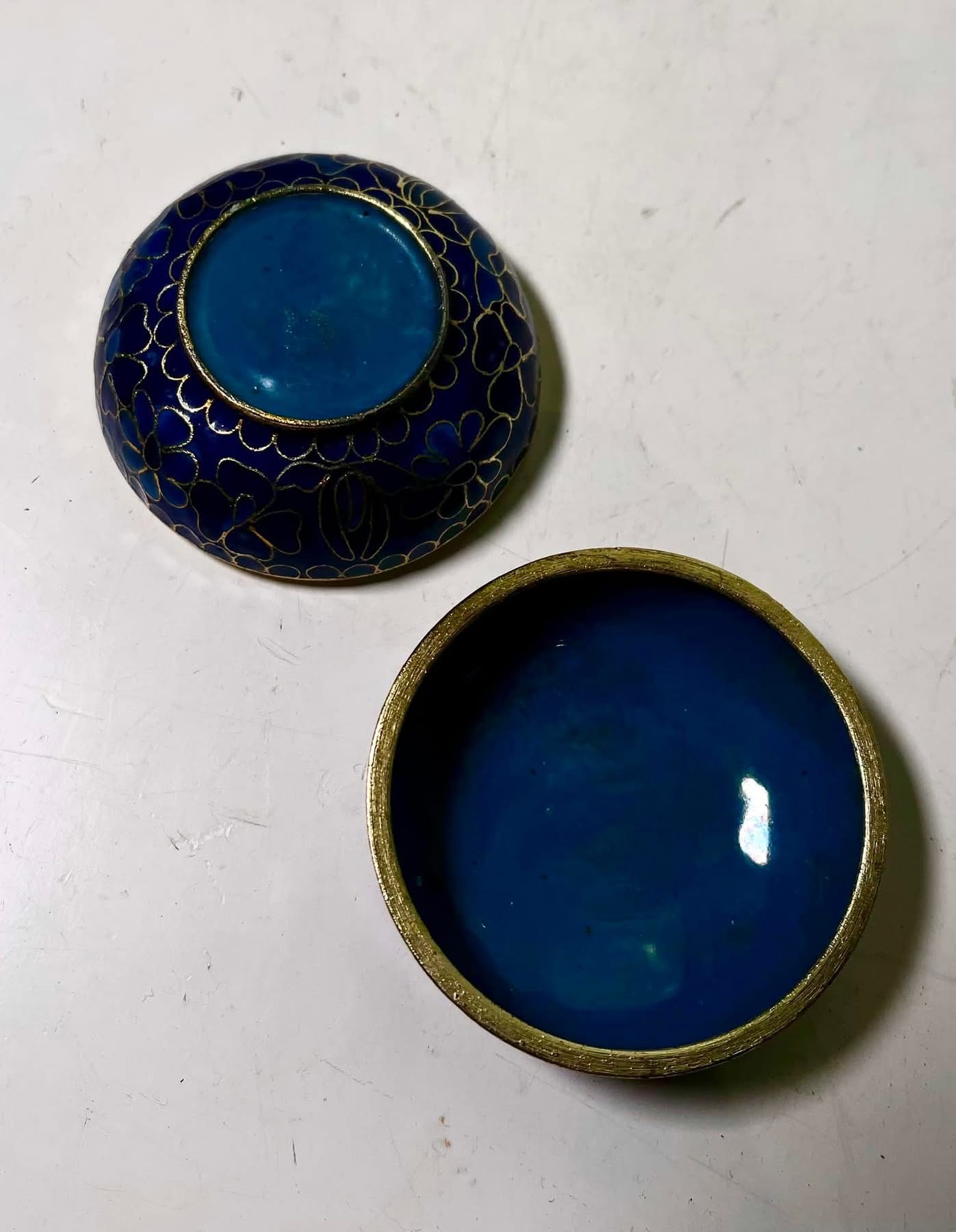中國七寶燒景泰藍銅胎琺瑯金彩藍釉花卉雕刻香盒– 花囪FA CUNG 中國七寶燒景泰藍銅胎琺瑯金彩藍釉花卉雕刻香盒– 花囪FA CUNG