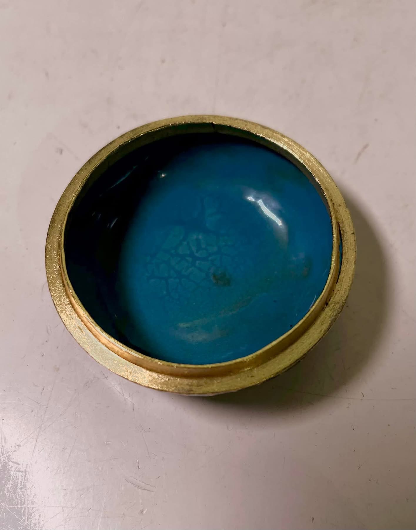 中國七寶燒景泰藍銅胎琺瑯金彩藍釉花卉雕刻香盒– 花囪FA CUNG 中國七寶燒景泰藍銅胎琺瑯金彩藍釉花卉雕刻香盒– 花囪FA CUNG